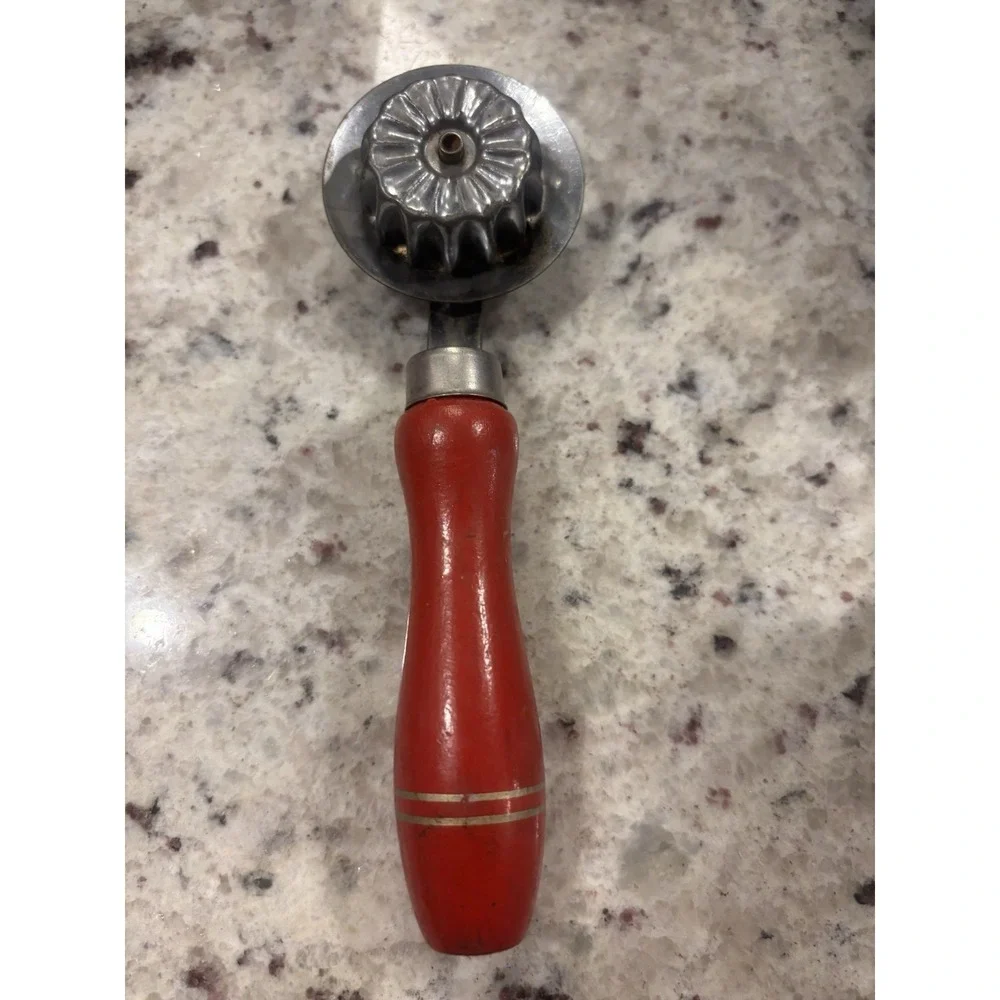 Vintage Fluted Pastry Wheel Crimper Dough Cutter Red Wood‎ Handle Kitchen Tool
